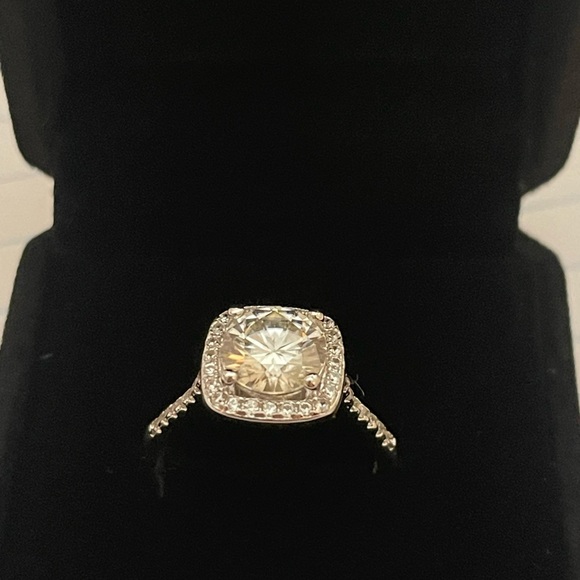 Jewelry - Brand new 2 carat Moissanite Sterling silver ring Size 7